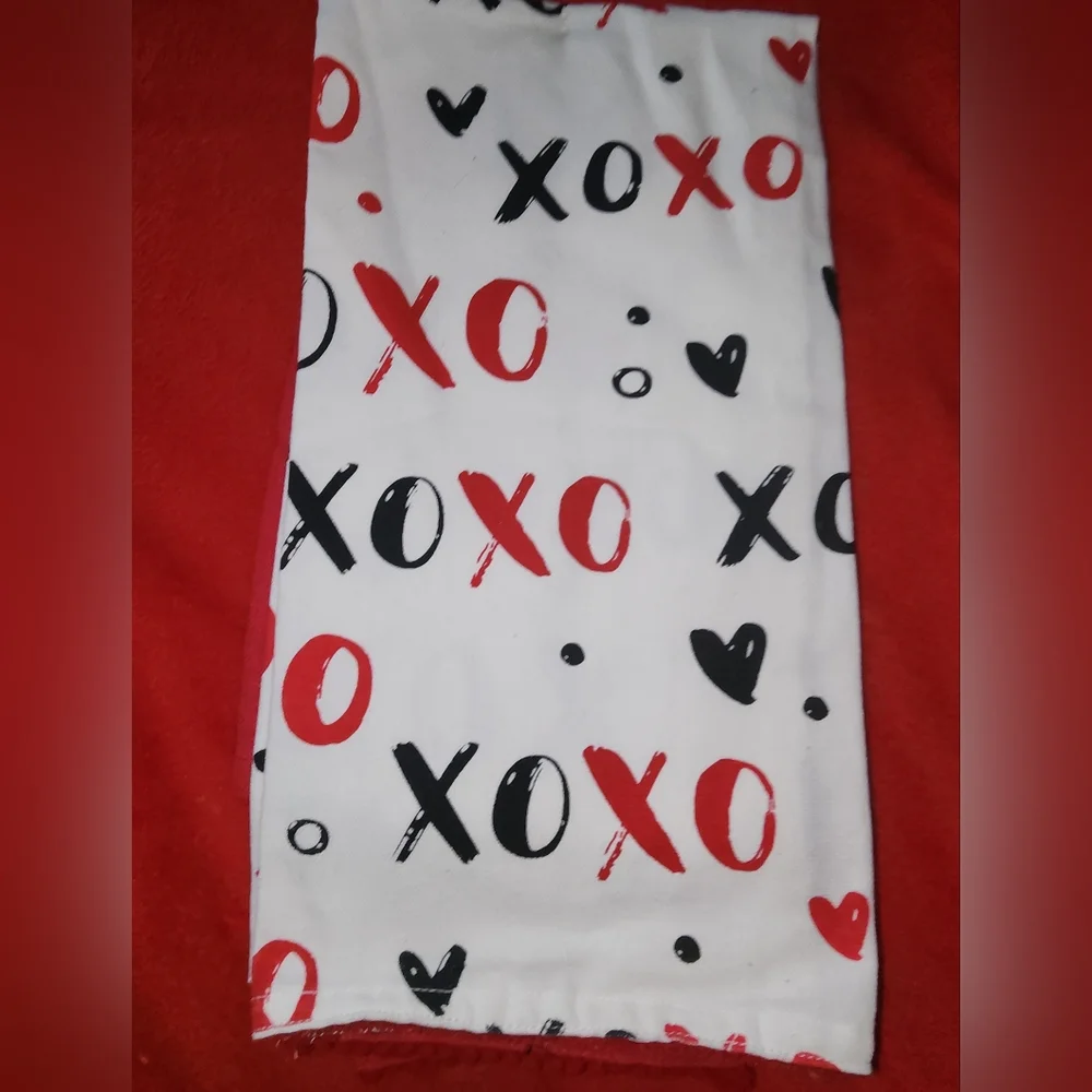 NWT XOXO CUPCAKE & CASHMERE 2PC TOWEL SET ❤️✨️